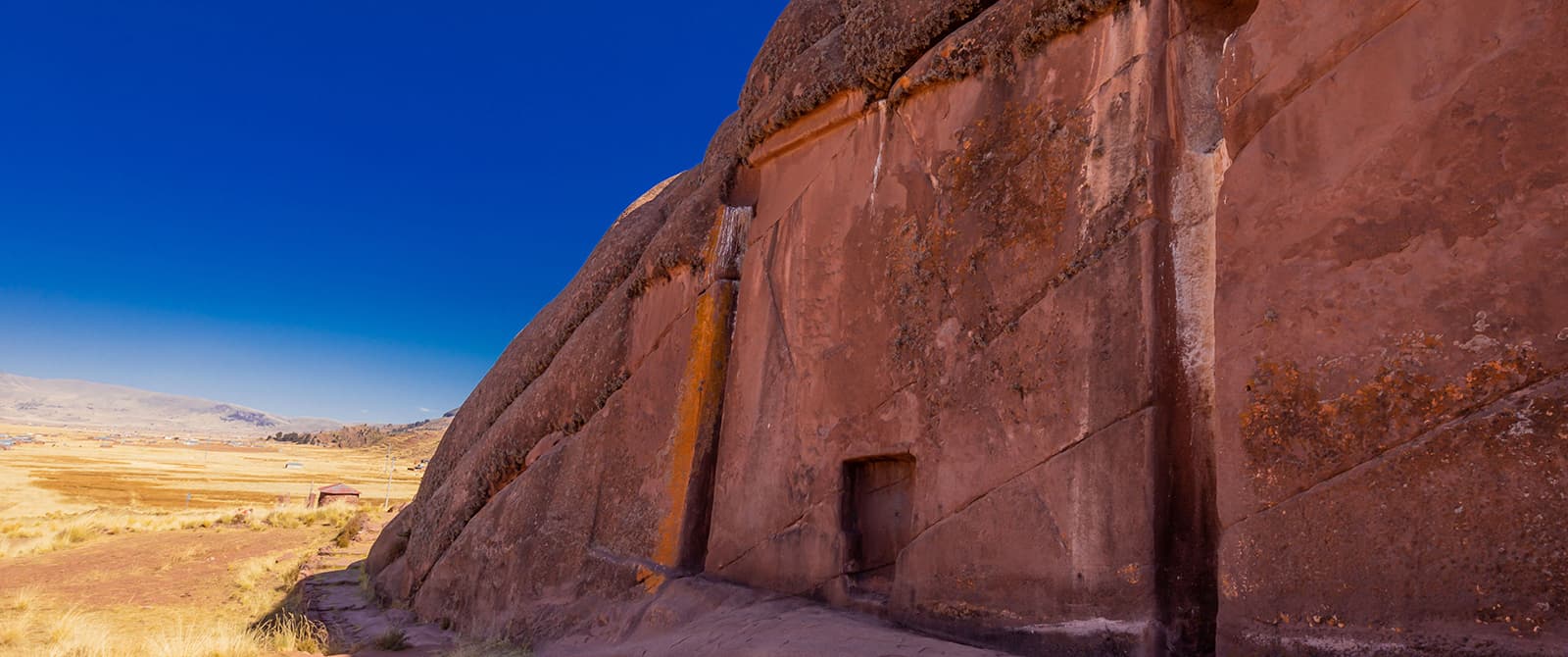 Aramu Muru megalithic door